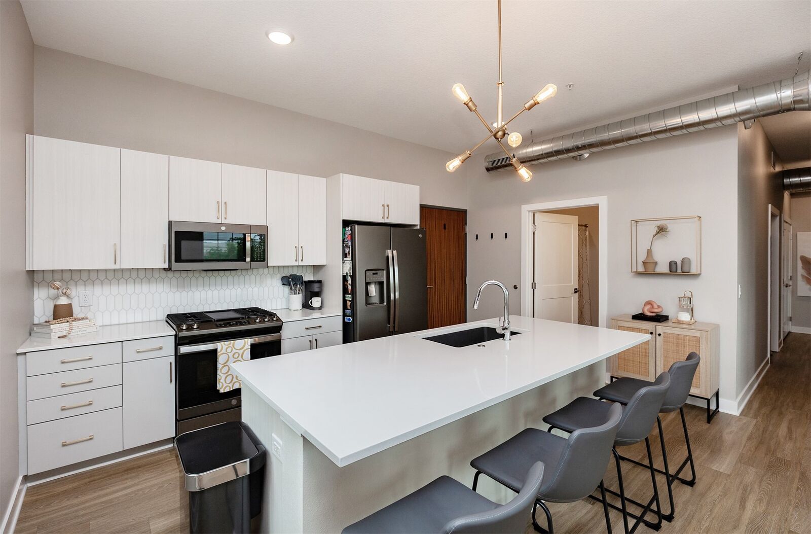 Property Photo: 400 SW 7th Street 301 IA 50309