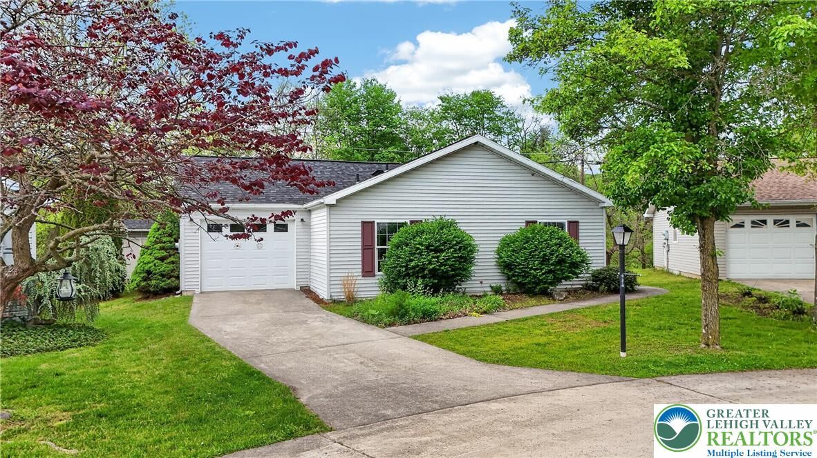 Property Photo: 860 Trestle Court PA 17963