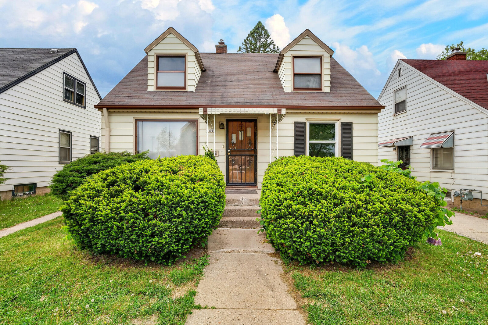 Property Photo: 4455 N Teutonia Ave WI 53209