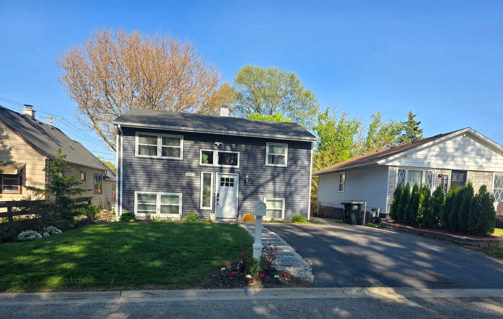 Property Photo:  1407 N Oak Avenue  IL 60073 