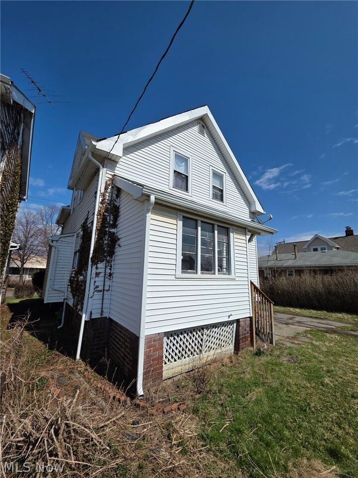 Property Photo:  19806 Shawnee Avenue  OH 44119 