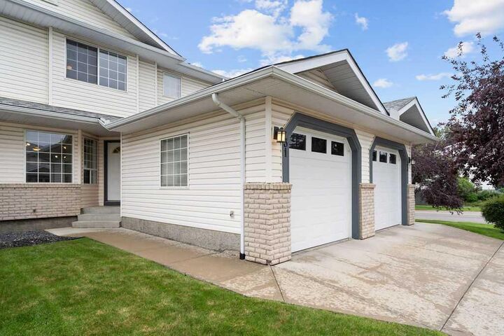 Property Photo:  31 Silvergrove Close NW  AB T3B 5R4 