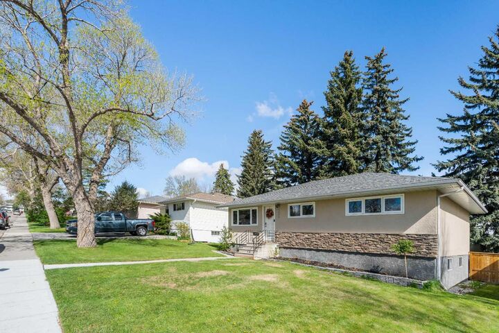 Property Photo:  304 Blackthorn Road NW  AB T2K 3S3 