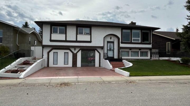 Property Photo:  911 12 Street SE  AB T1V 1L2 