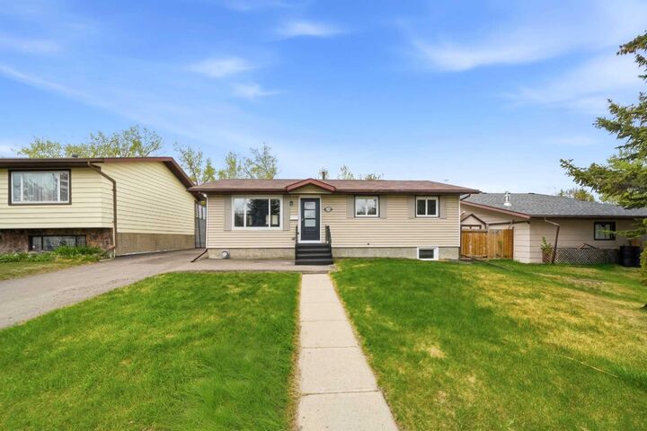 Property Photo:  105 Cunningham Crescent  AB T4P 2S2 