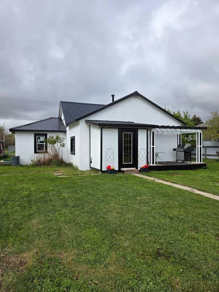 Property Photo:  206 1 Avenue E  AB T0K 0X0 