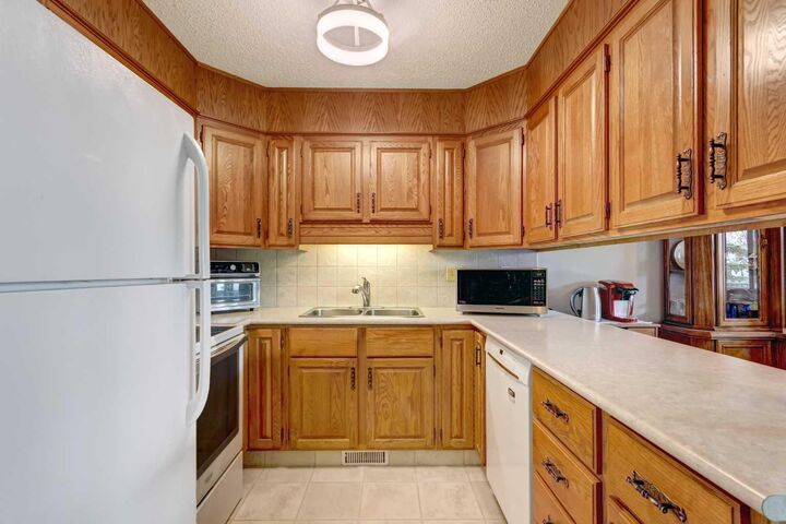 Photo de la propriété: 118 Strathcona Road SW 30 AB T3H 1P3