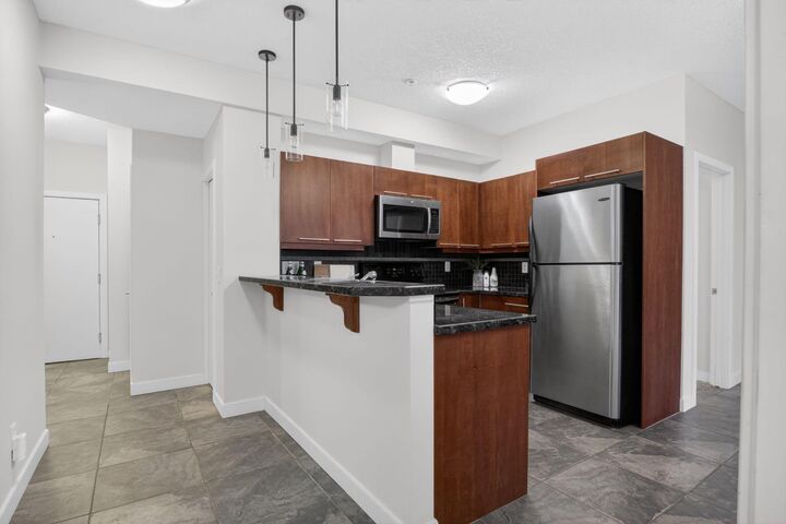 Property Photo: 2420 34 Avenue SW 106 AB T2T 2C8