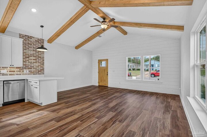 Property Photo: 1106 N E St FL 32501
