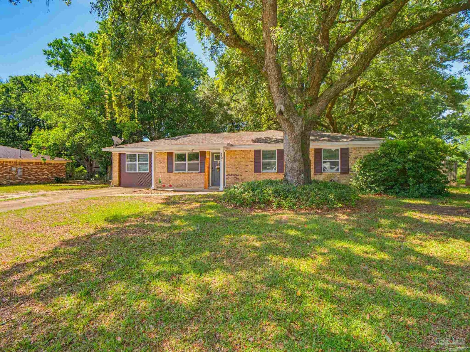 Property Photo: 5517 Woodcrest Dr FL 32583