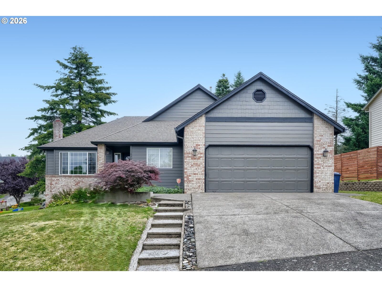 Property Photo:  630 NW Klickitat St  WA 98607 