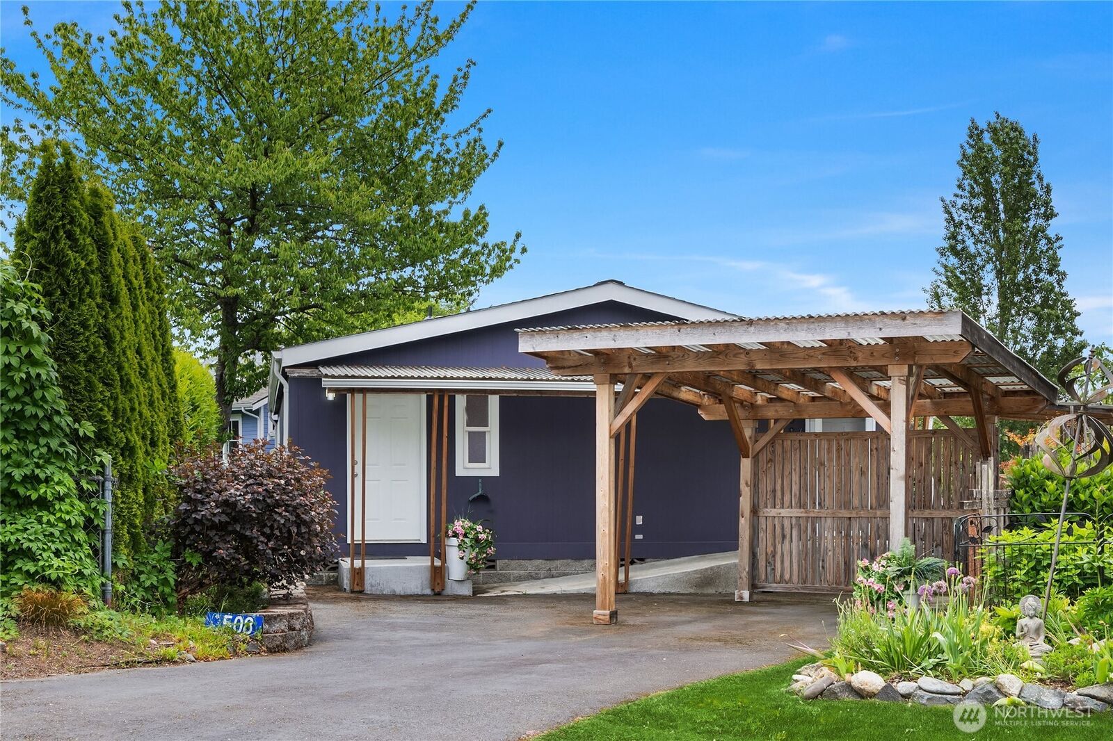 Property Photo:  508  Madrona Way NE 50  WA 98110 