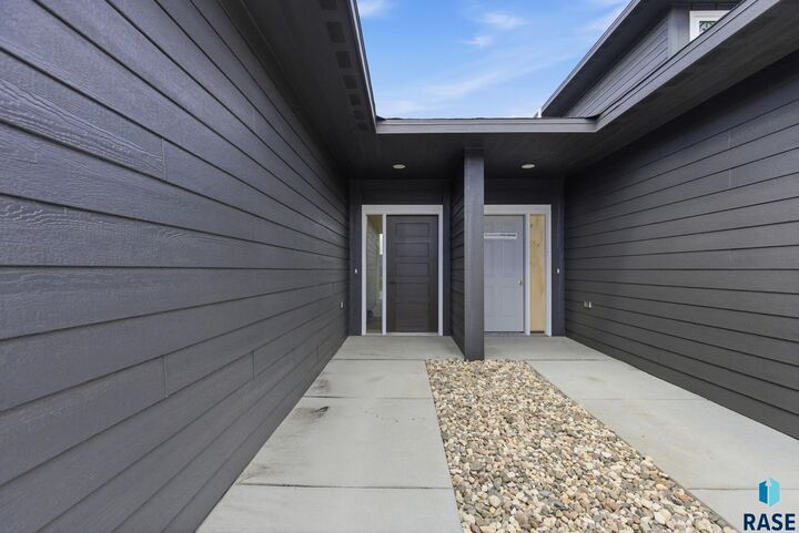Property Photo:  220 E Ivy Rd  SD 57064 