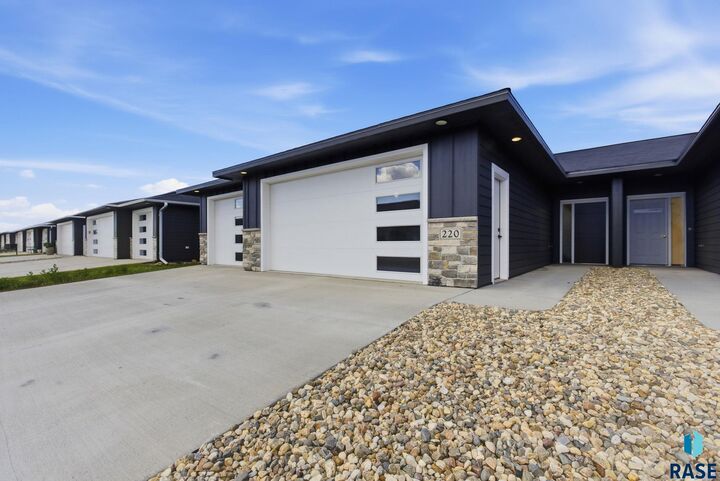 Property Photo:  220 E Ivy Rd  SD 57064 