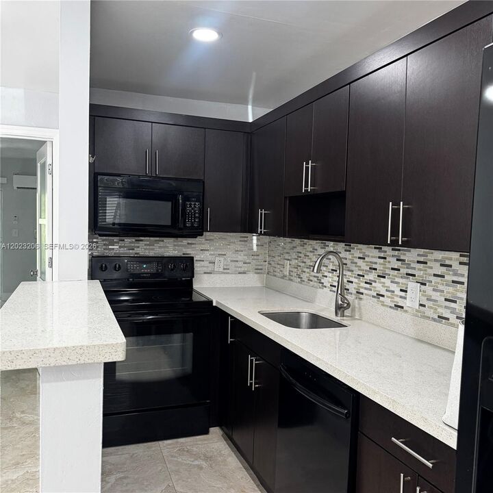 Property Photo:  1860 Venice Park Dr 107  FL 33181 