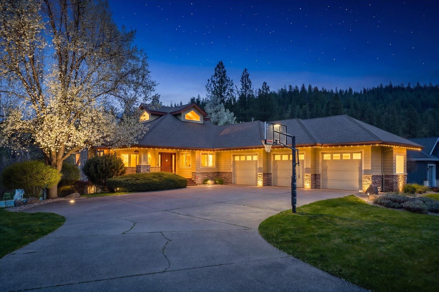 Property Photo: 115 E Meadowlane Dr WA 99224