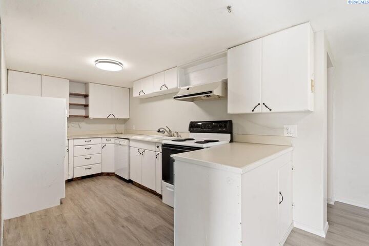 Property Photo: 494 S 38th Ave WA 99353-5166