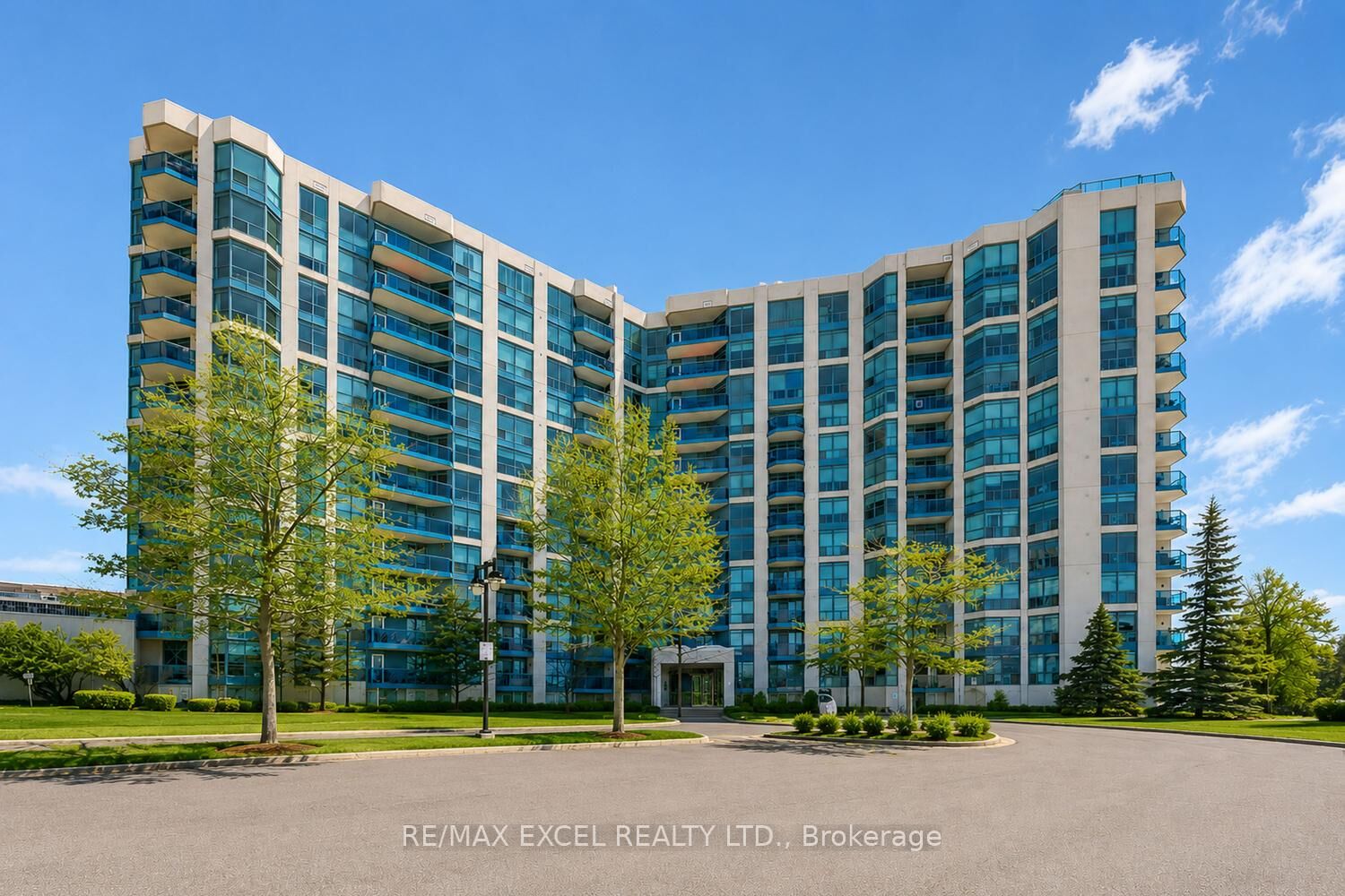 Property Photo: 340 Watson Street W 916 ON L1N 9G1