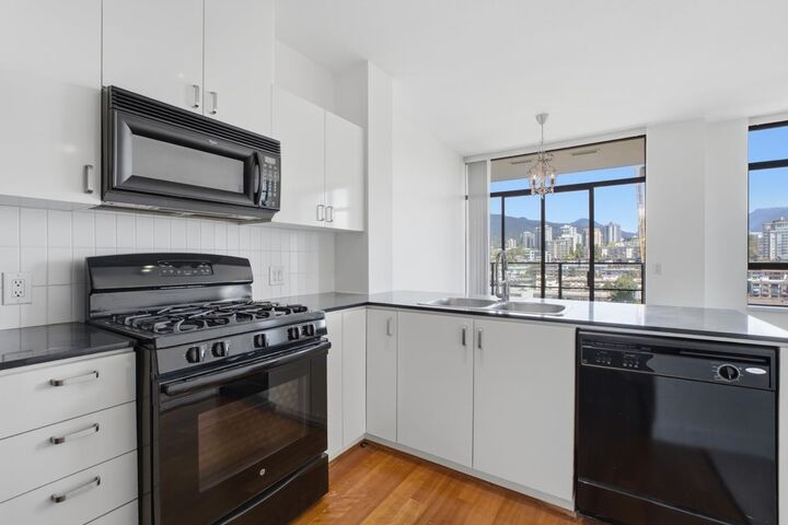 Property Photo:  151 W 2nd Street 1906  BC V7M 3P1 
