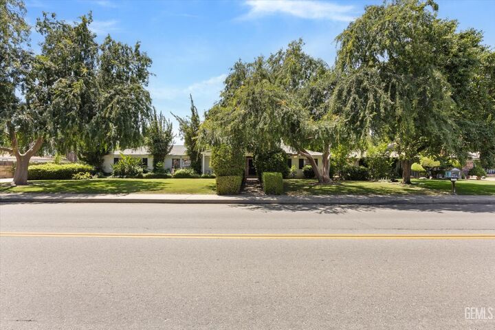 Property Photo:  719 Mannel Avenue  CA 93263 