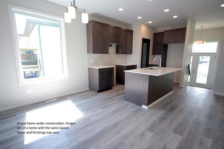 Property Photo:  32 Parkrose Place  MB R5A 0B4 