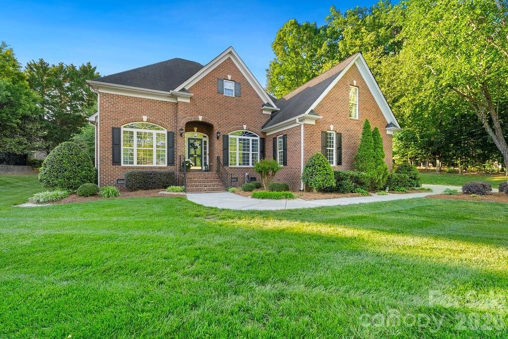 Property Photo: 6912 Ellington Farm Lane NC 28227