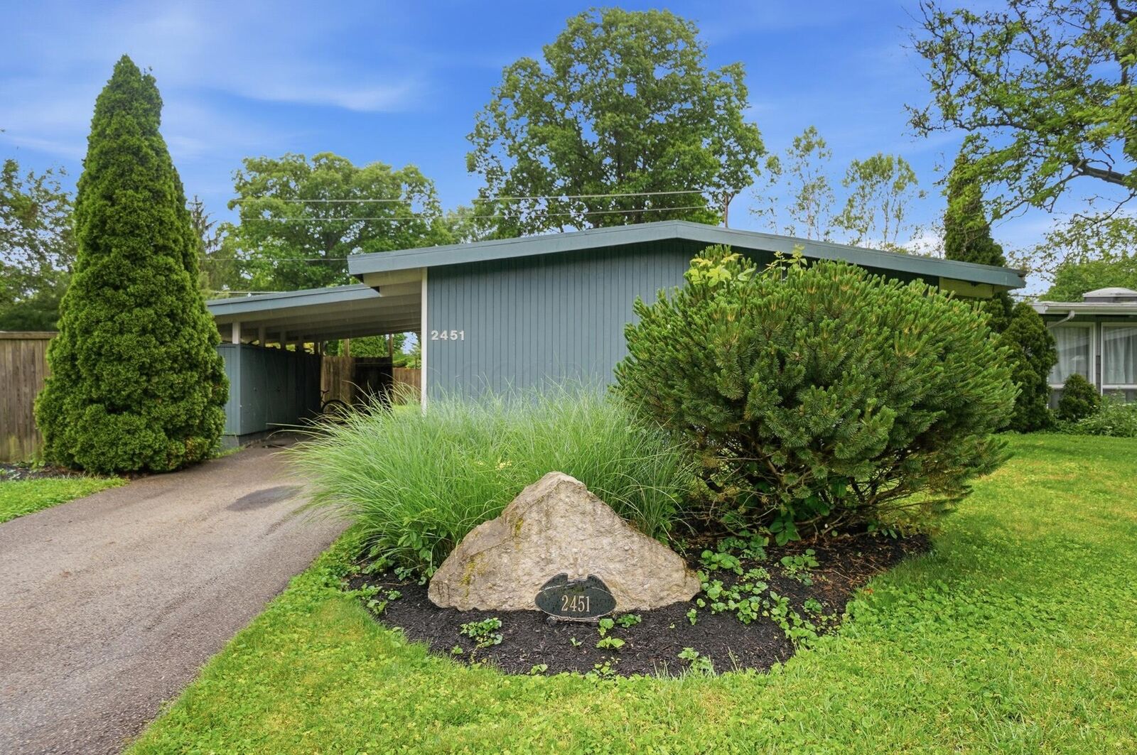 Property Photo:  2451 Edgevale Road  OH 43221 