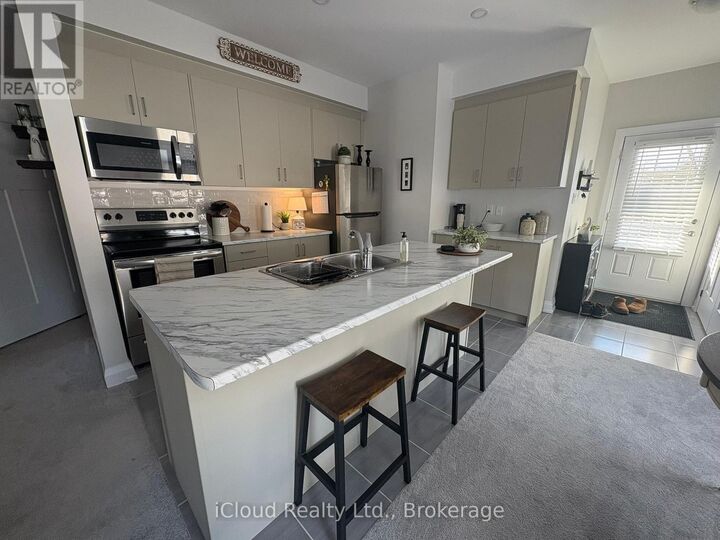 Property Photo:  677 Park Road North 18  ON N3R 0C2 