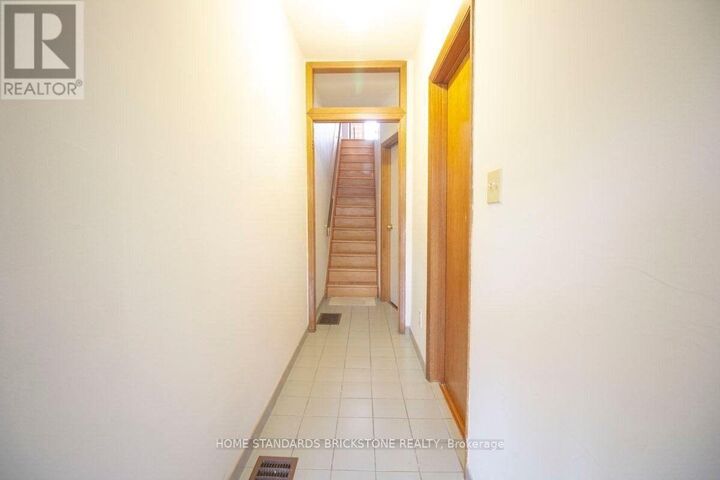Property Photo:  140 Essex Street 2nd Fl  ON M6G 1T5 