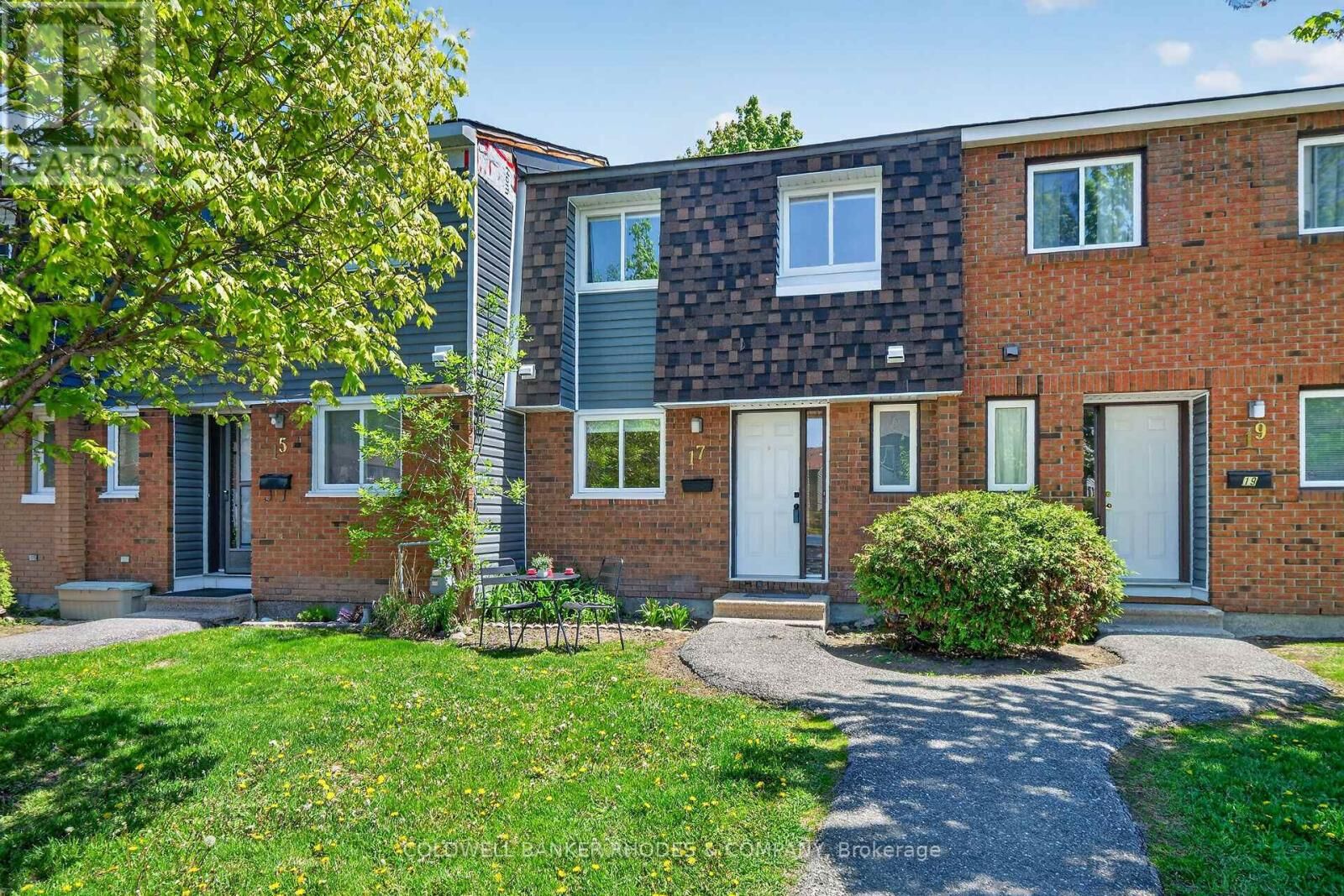 Property Photo:  17 Pixley Private  ON K1G 4C3 