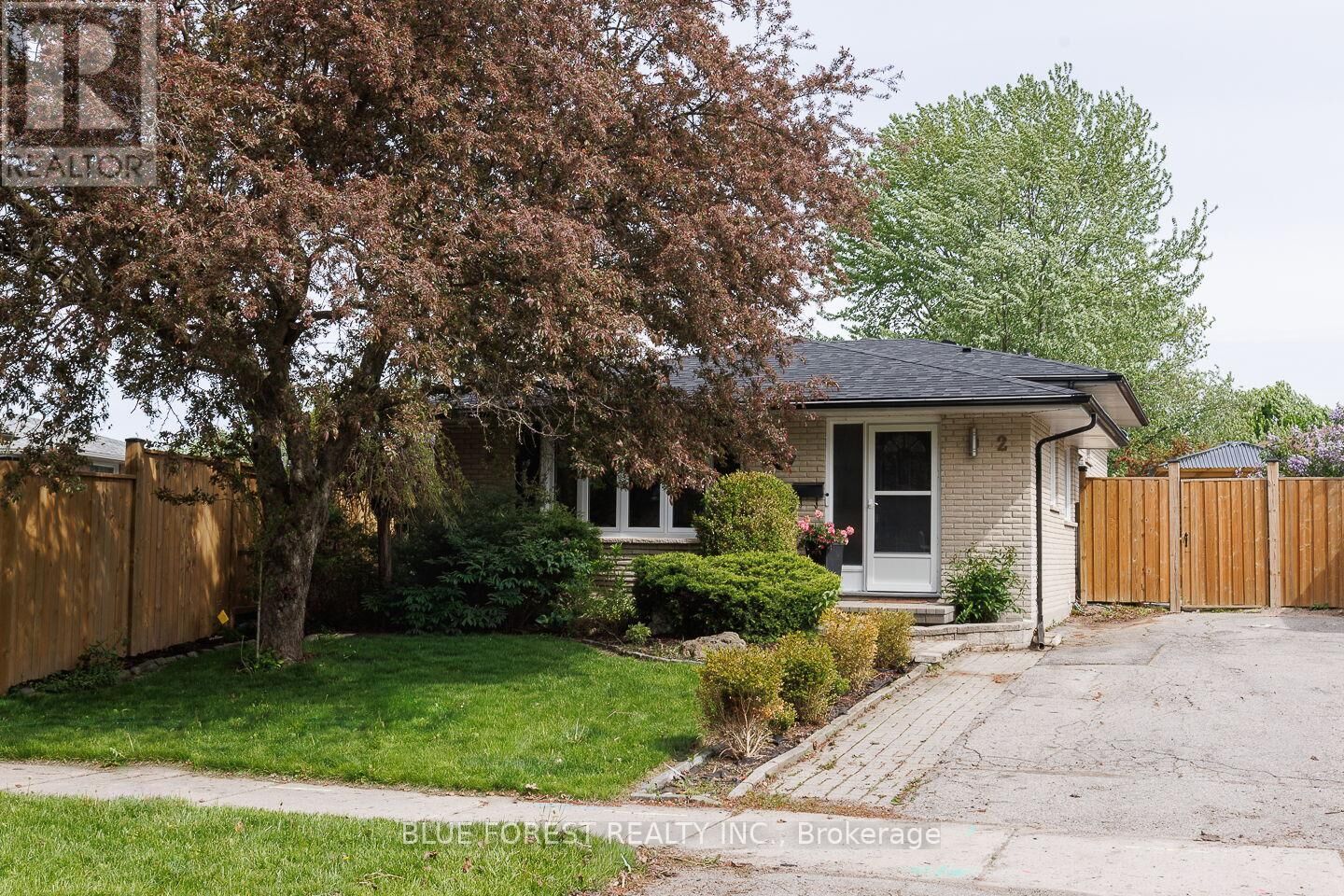 Property Photo:  2 Surrey Crescent  ON N6E 1T6 