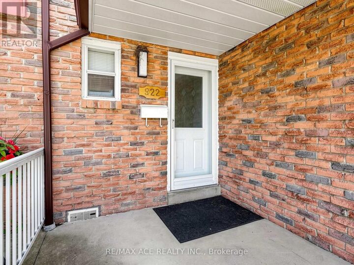 Property Photo:  922 Stainton Drive  ON L5C 3A5 