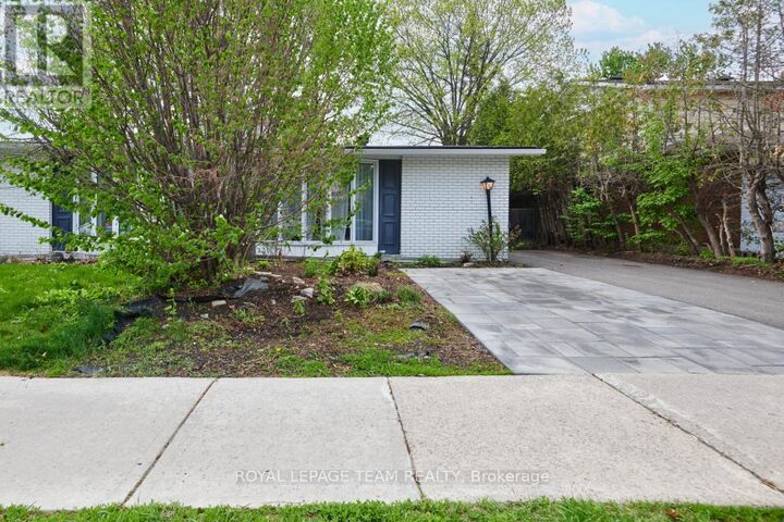 Property Photo:  106 Chesterton Drive  ON K2E 5T6 
