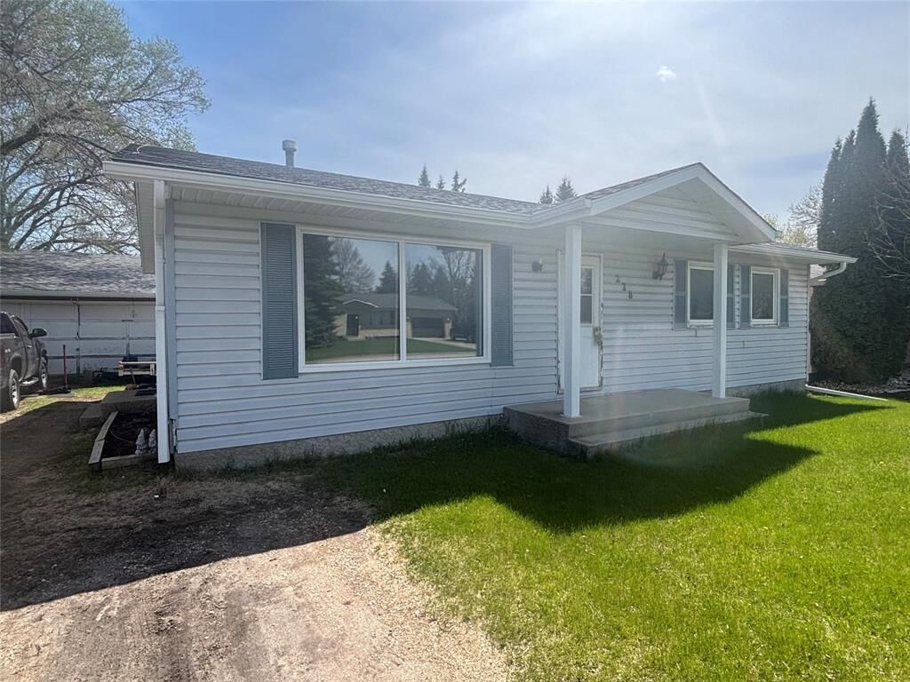 Property Photo: 228 Lilac Bay MB R5G 2C0