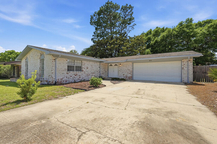 Property Photo: 305 St. Andrews Drive FL 32578