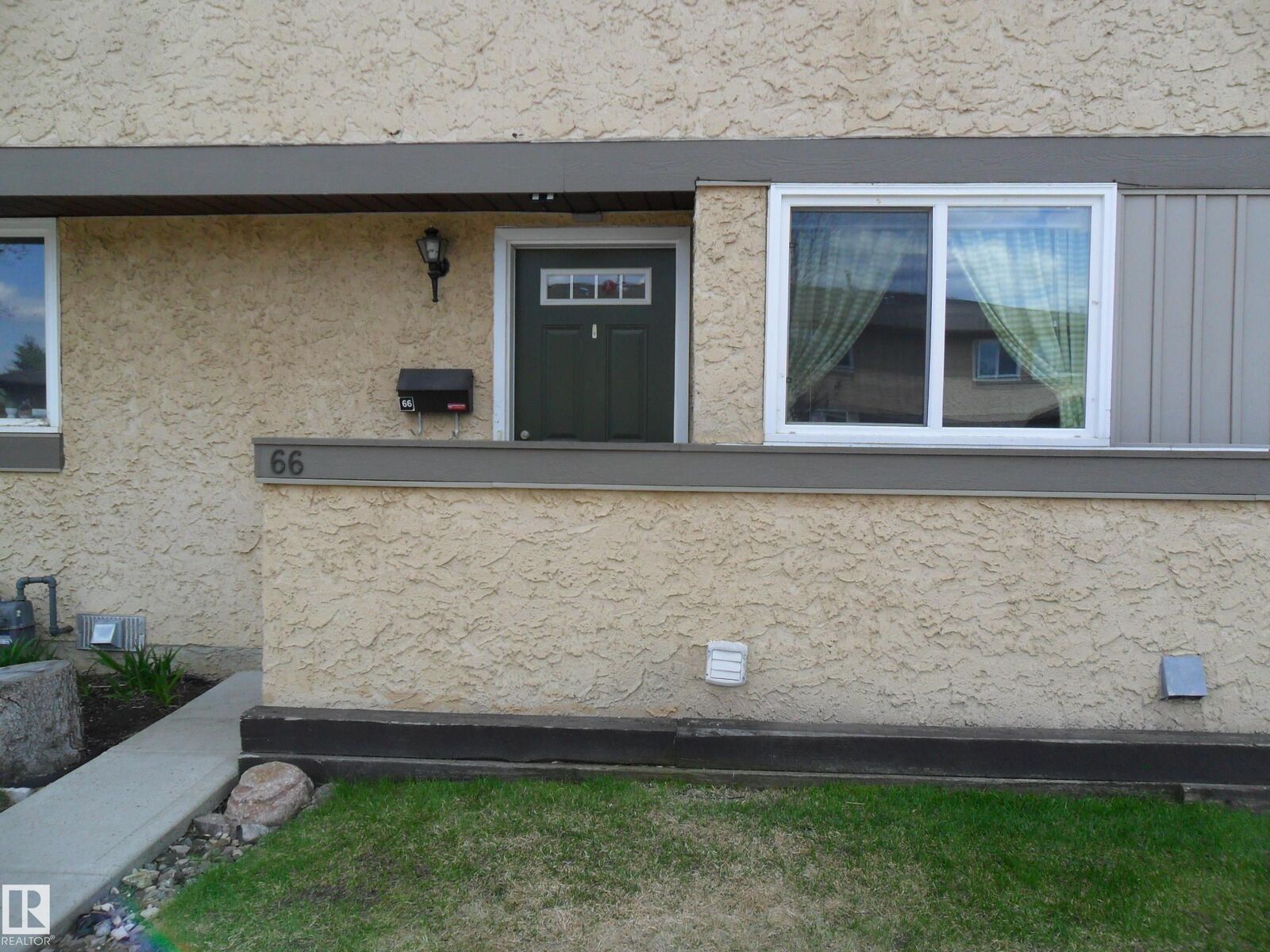 Property Photo: 8930 99 Avenue AB T8L 3L1