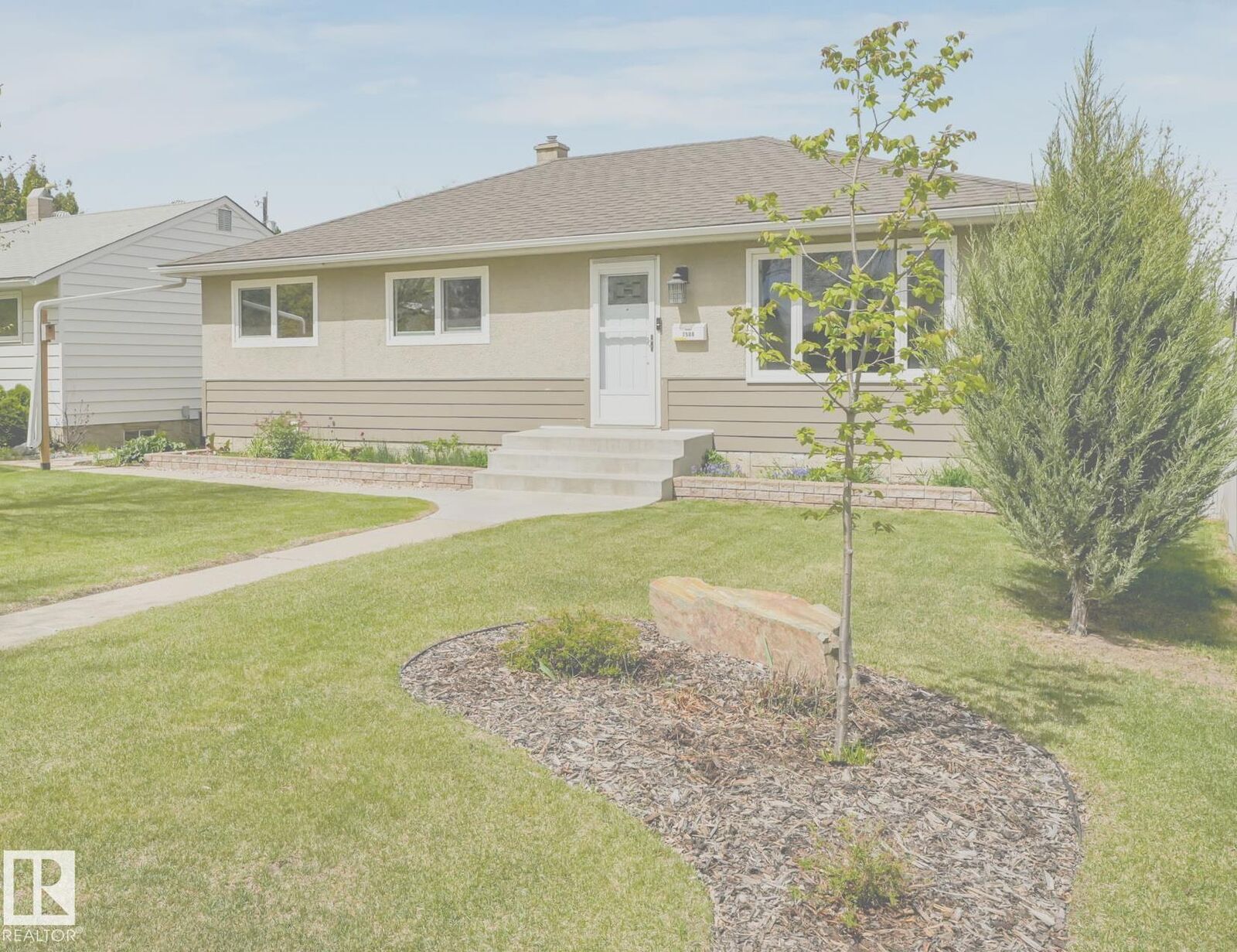 Property Photo:  7508 76 Avenue NW  AB T6C 0H4 