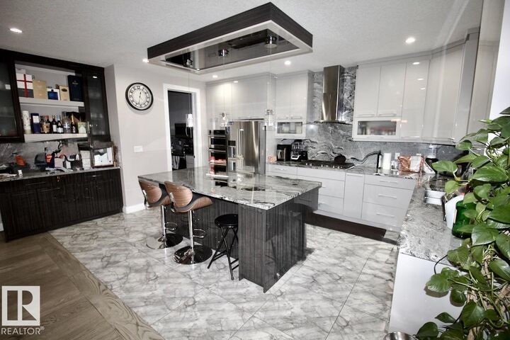 Property Photo:  1326 Hainstock Way SW Upper  AB T6W 3B6 