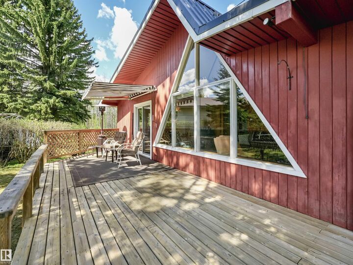 Property Photo: 22 Lake Street AB T0E 0N0