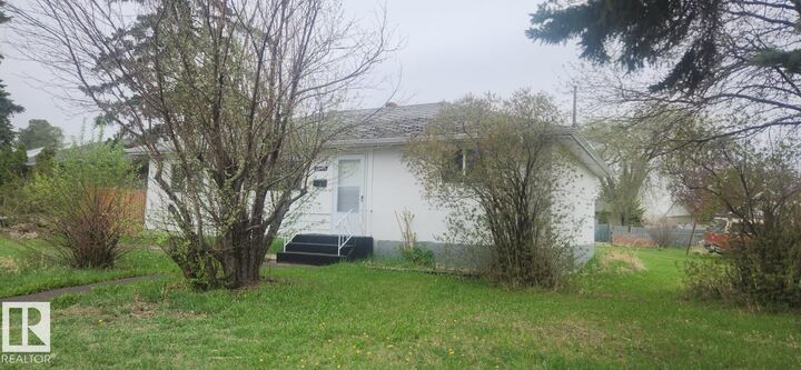 13904 135 Avenue NW — photo 1