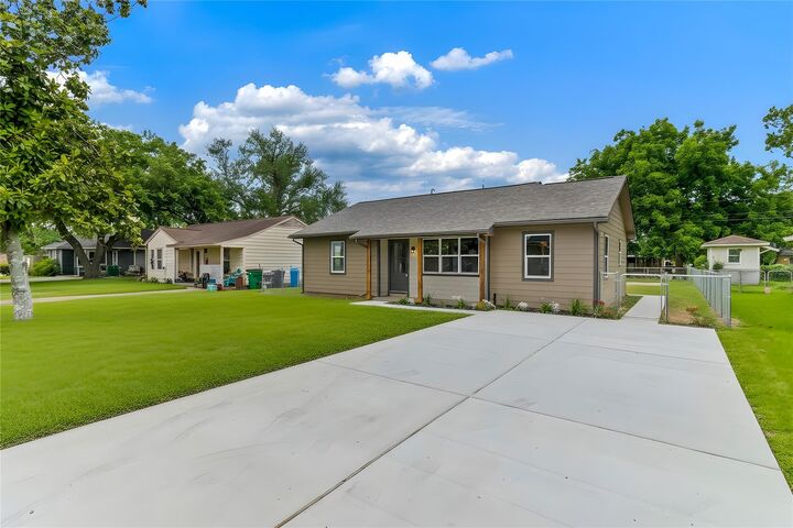 Property Photo:  1108 Nottingham Drive  TX 77515 
