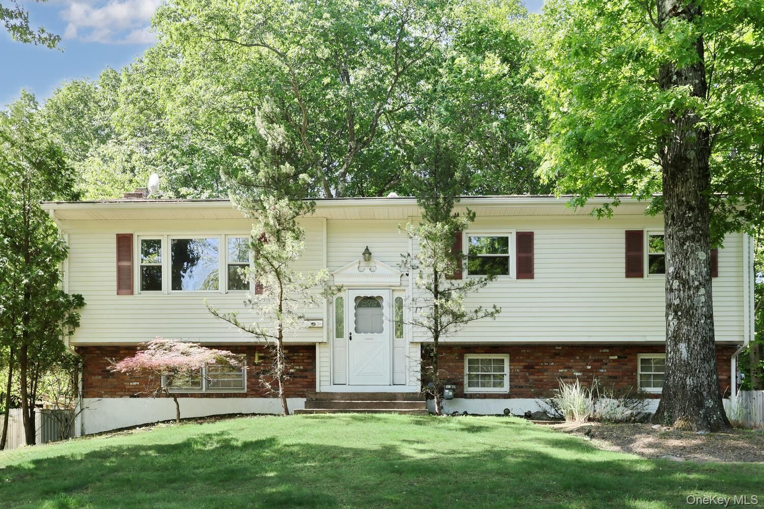 Property Photo:  17 Twin Lakes Drive  NY 10952 