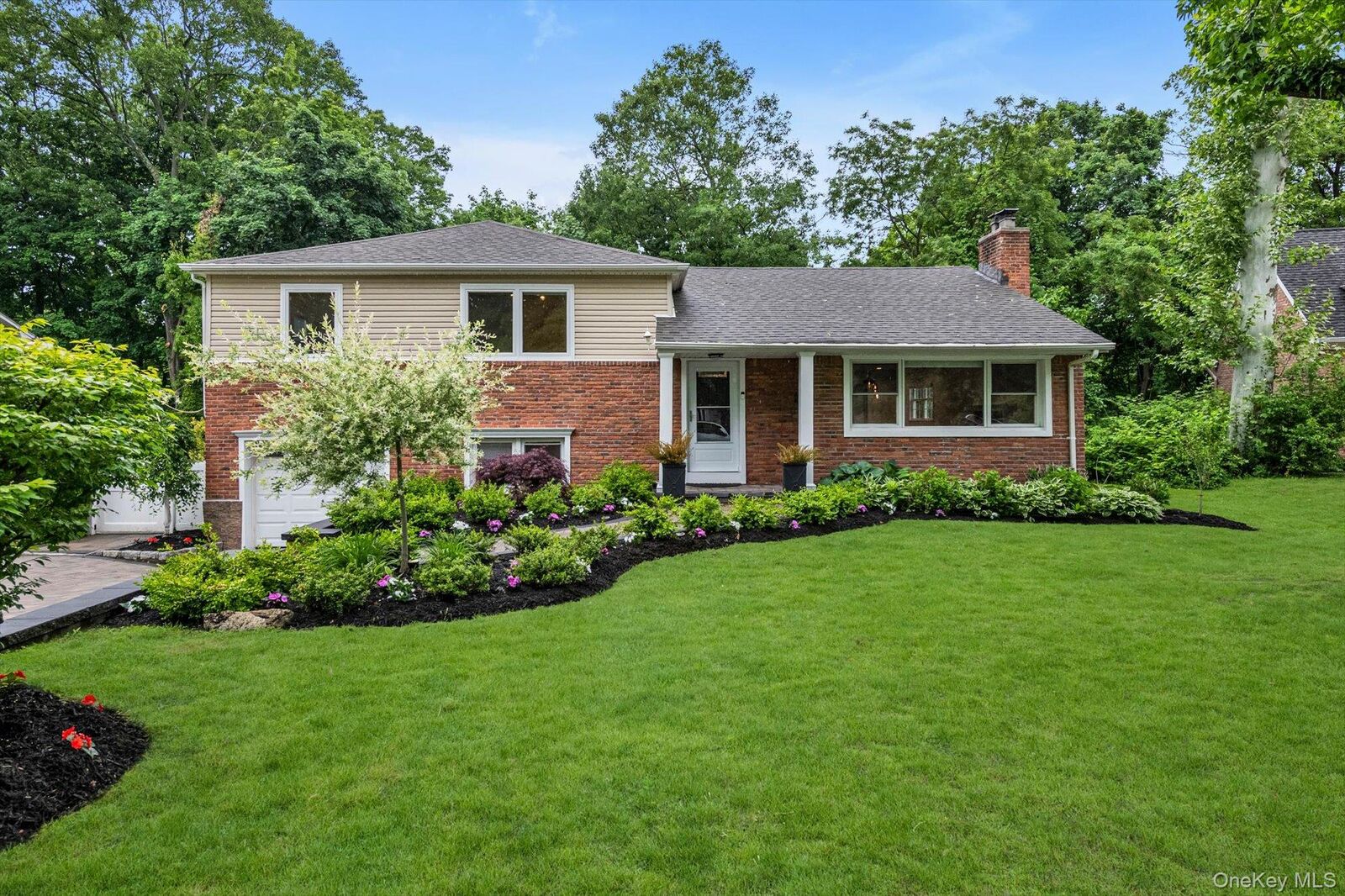 Property Photo:  18 Pine Drive N  NY 11576 