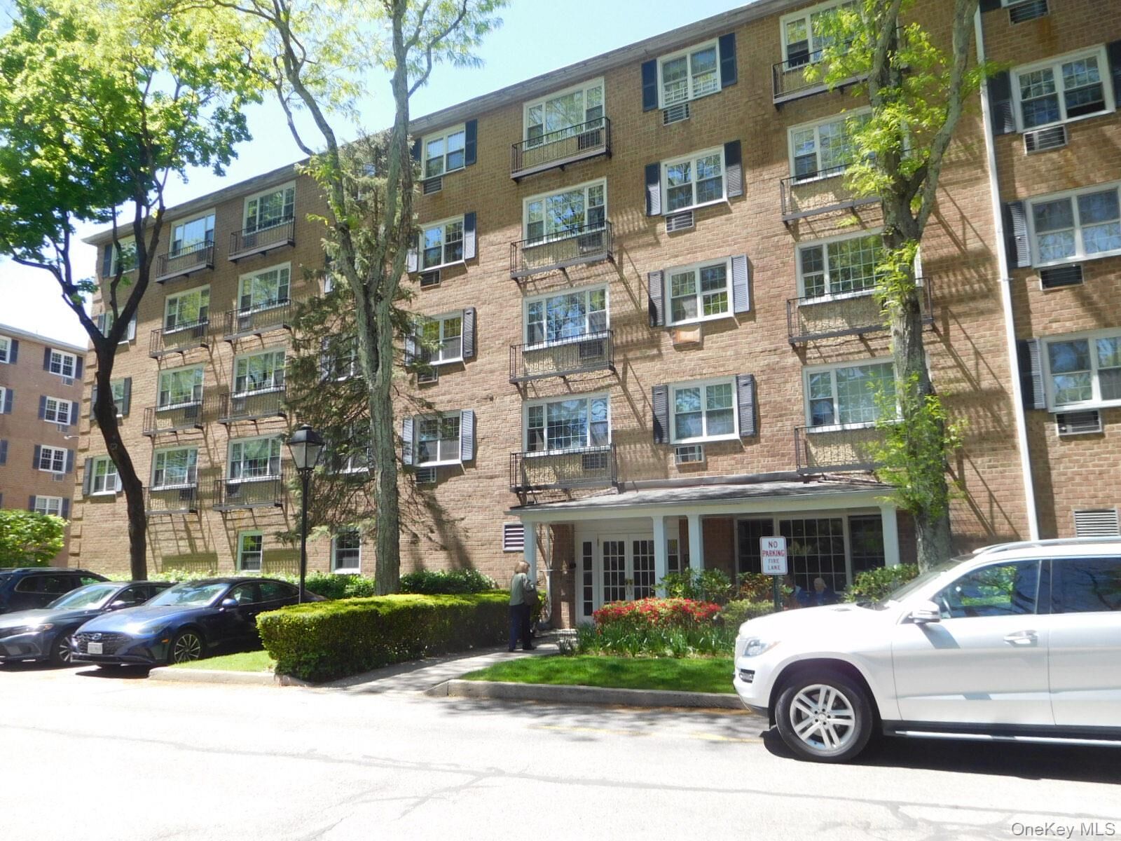 Property Photo:  3 Consulate Drive 3-L  NY 10707 