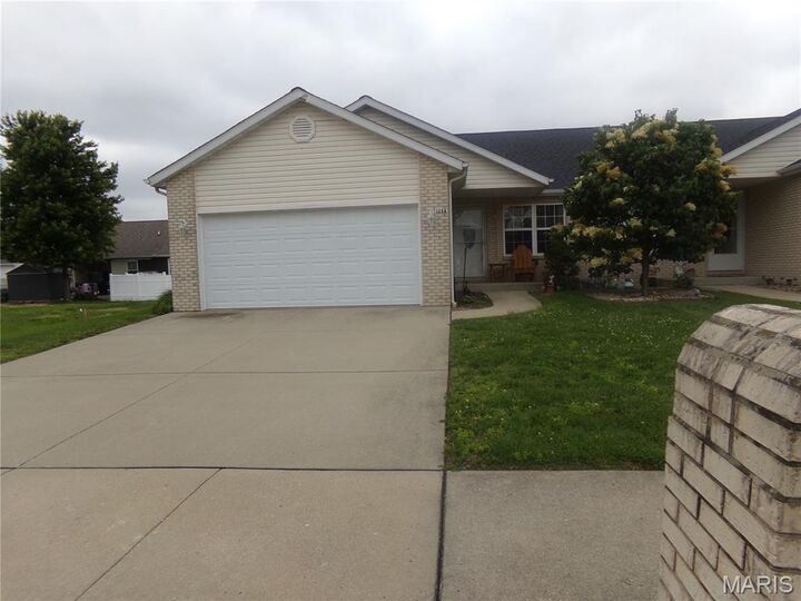 Property Photo:  125 Auburn Court A  IL 62249 