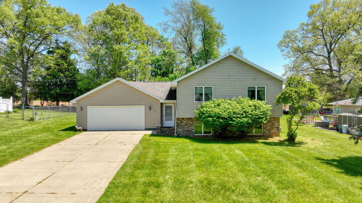 Property Photo:  475 Greenbriar Place  MI 49250 