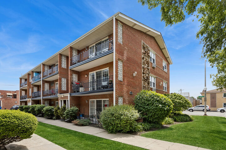 Property Photo:  6255 S Mason Avenue 2A  IL 60638 