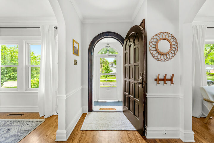 Property Photo: 1325 E Walnut Avenue IL 60016