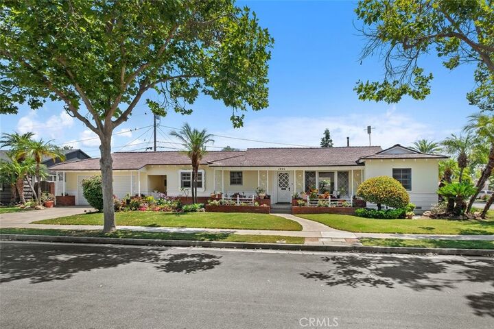 Property Photo:  1901 N Greenbrier Street  CA 92706 