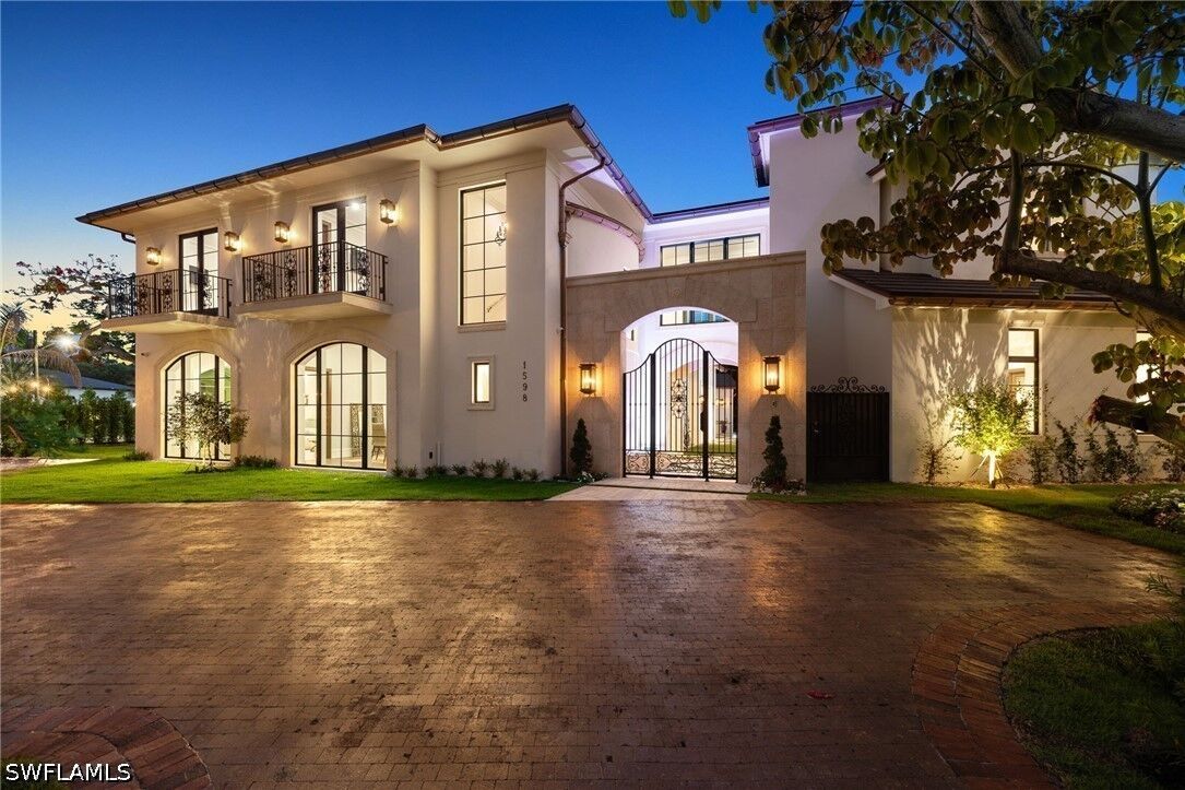 Property Photo:  1598 Nautilus Road  FL 34102 